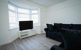 Stylish & Modern 3 Bed House